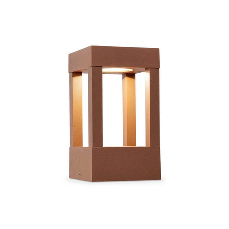 LED Sockellampe AGRA 5W 2850-3050K IP54 Dunkelbraun auf einem Tisch leuchtet warm.