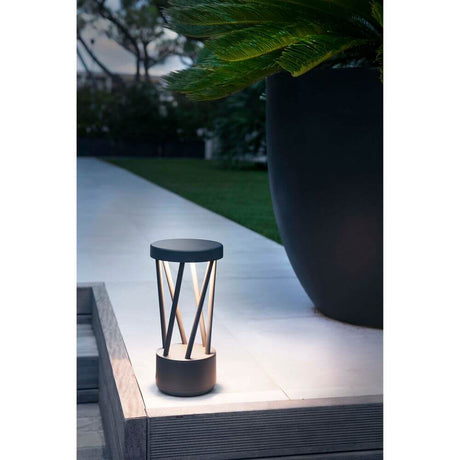 LED Borne lumineuse Twist 10W 3000K IP65 gris foncé dans le jardin, éclairé avec style et modernité.