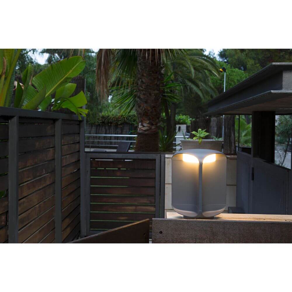 LED Sockelleuchte BU-OH 26cm IP65 Dunkelgrau im Außenbereich bei Dämmerung, moderne Lichtquelle.