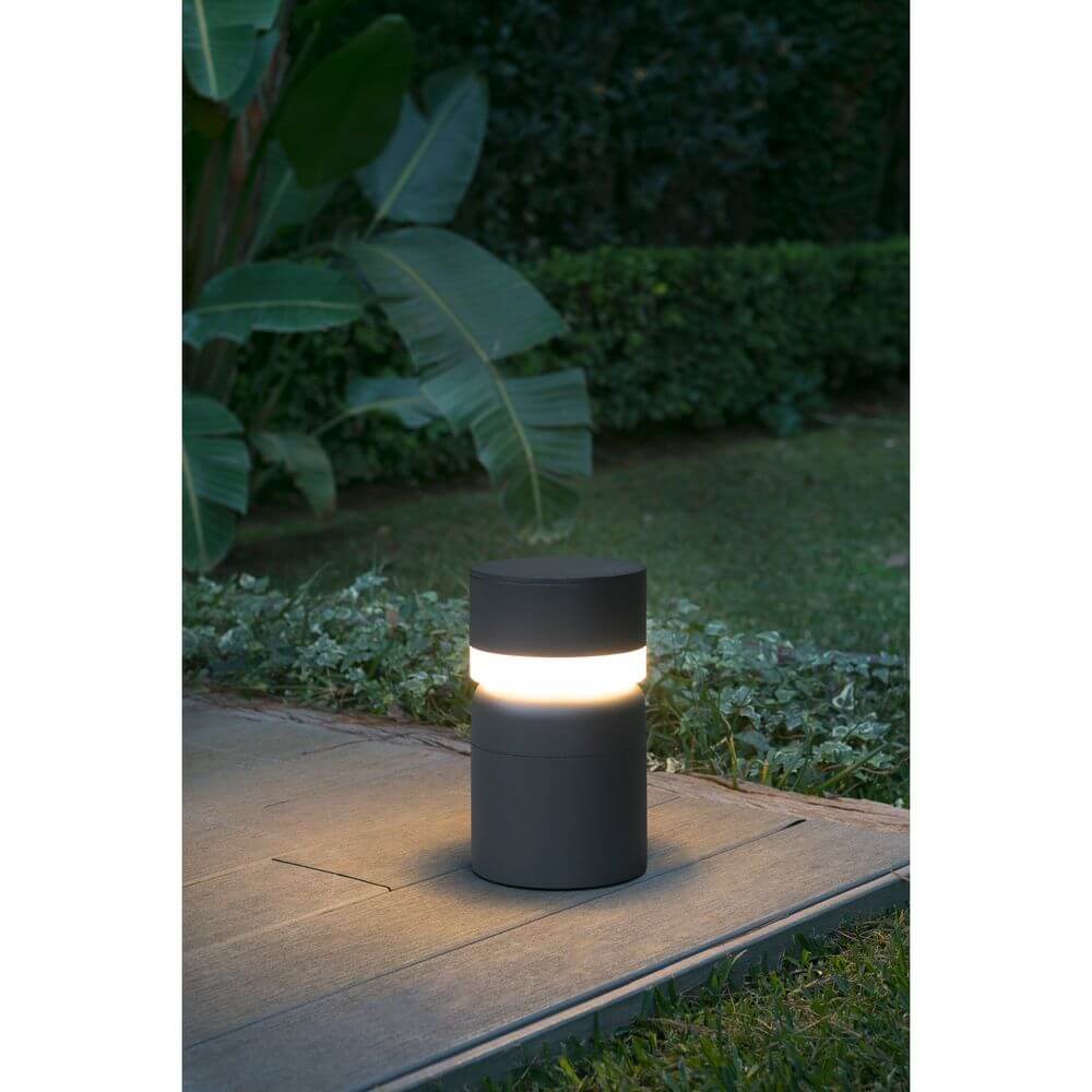 LED Sockelleuchte SETE 6W 3000K 25cm IP54 Dunkelgrau im Garten auf einem Gehweg