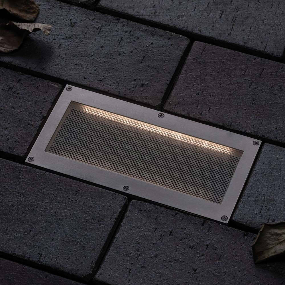 LED Solar Bodeneinbaulampe Aron mit Sensor IP67 3000K auf Pflastersteinen installiert, Akkulampe mit Bewegungsmelder.