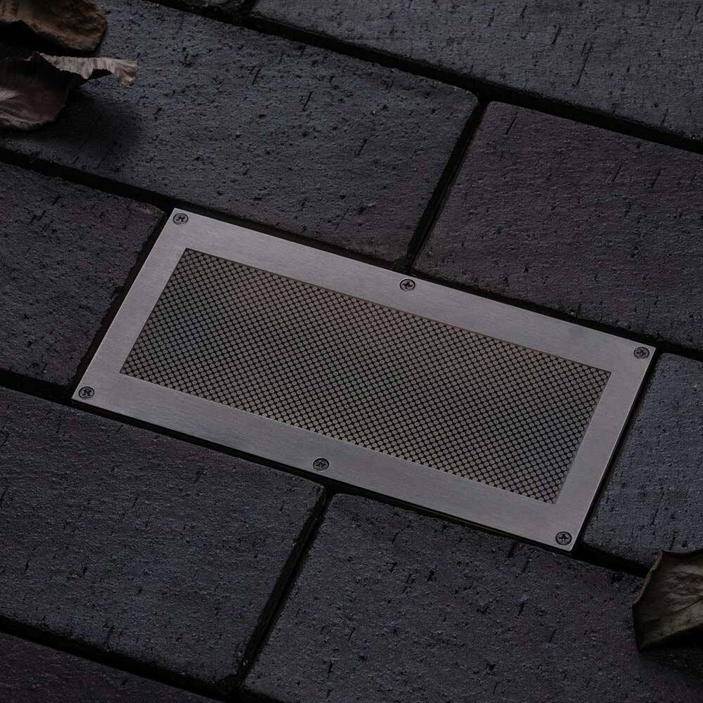 LED Solar Bodeneinbaulampe Aron mit Sensor IP67 3000K auf Pflastersteinen montiert.