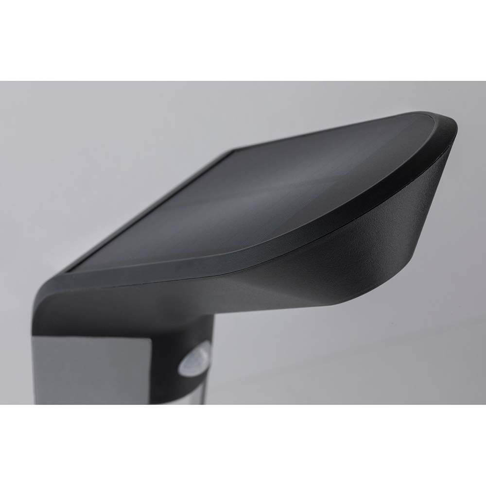 Nahaufnahme der LED Solar Pollerleuchte Soley in Anthrazit mit Sensor, ideal für Garten- und Außenbeleuchtung.