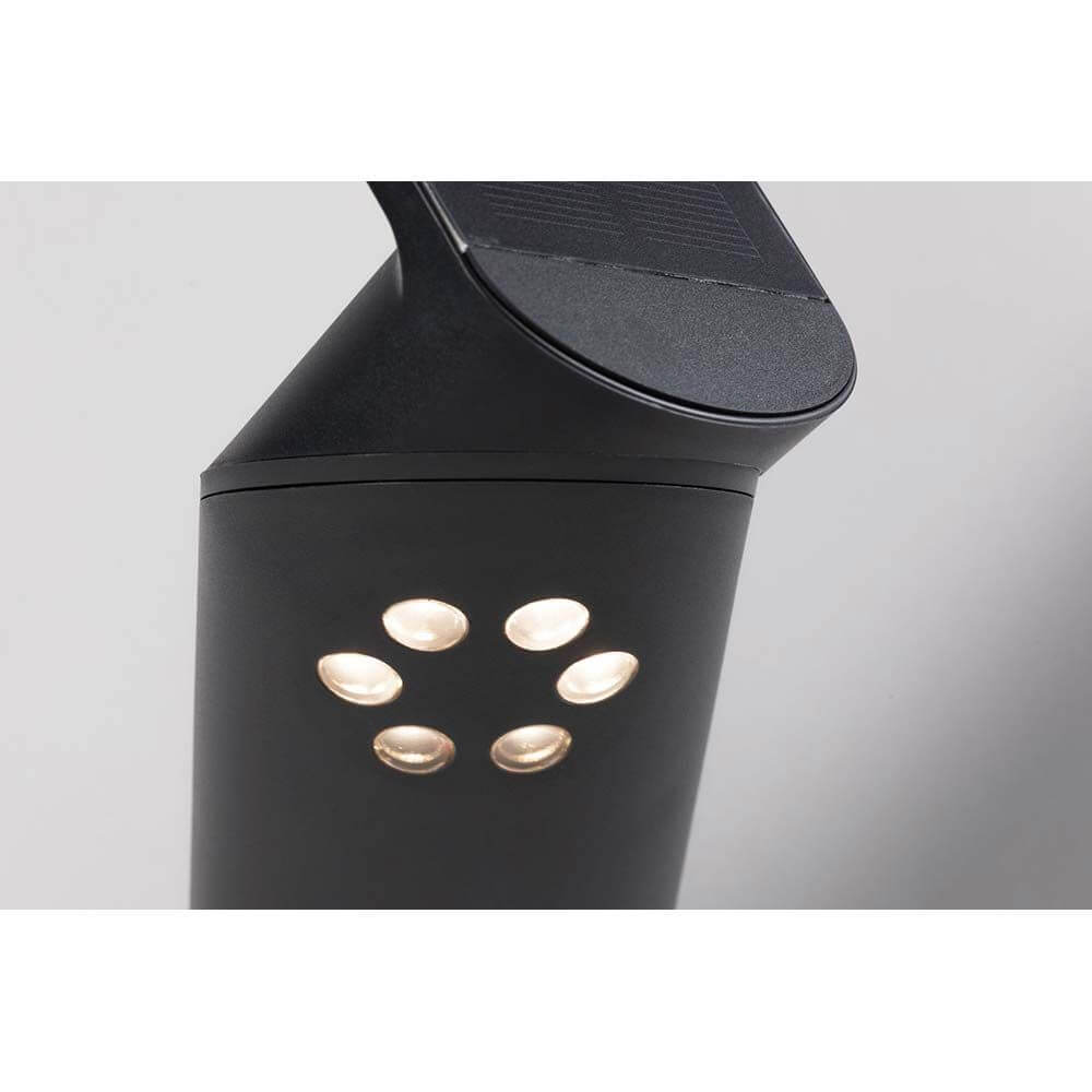 LED Solar-Wandlampe Ilias IP44 3000K Bewegungsmelder Anthrazit Detailansicht der Leuchte mit Solarpanel.