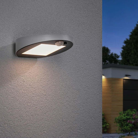 LED Solar Wandlampe Ryse mit Bewegunsmelder IP44 3000K Weiß an Außenwand montiert, optimale Beleuchtung bei Dämmerung.