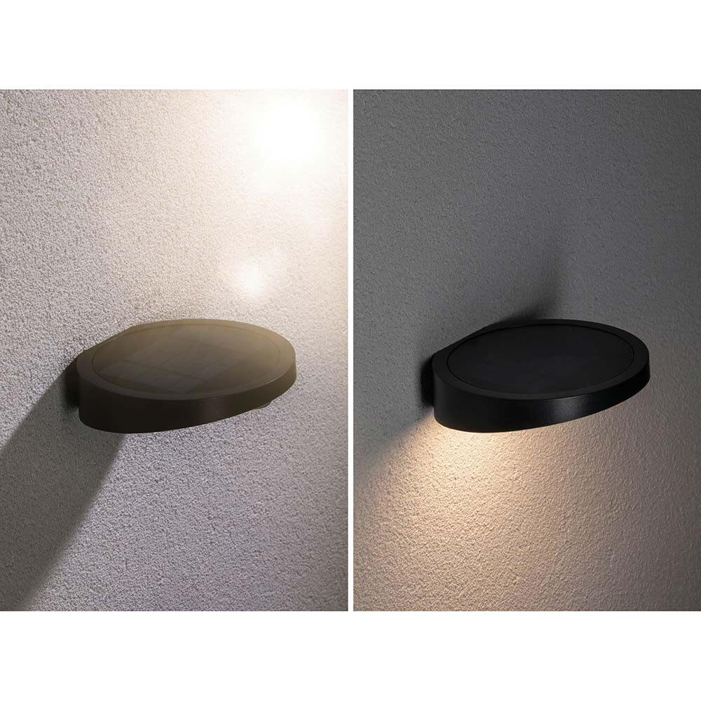 LED Solar Wandleuchte Ryse in Anthrazit an Außenwand mit Orientierungslicht und Funktionslicht.