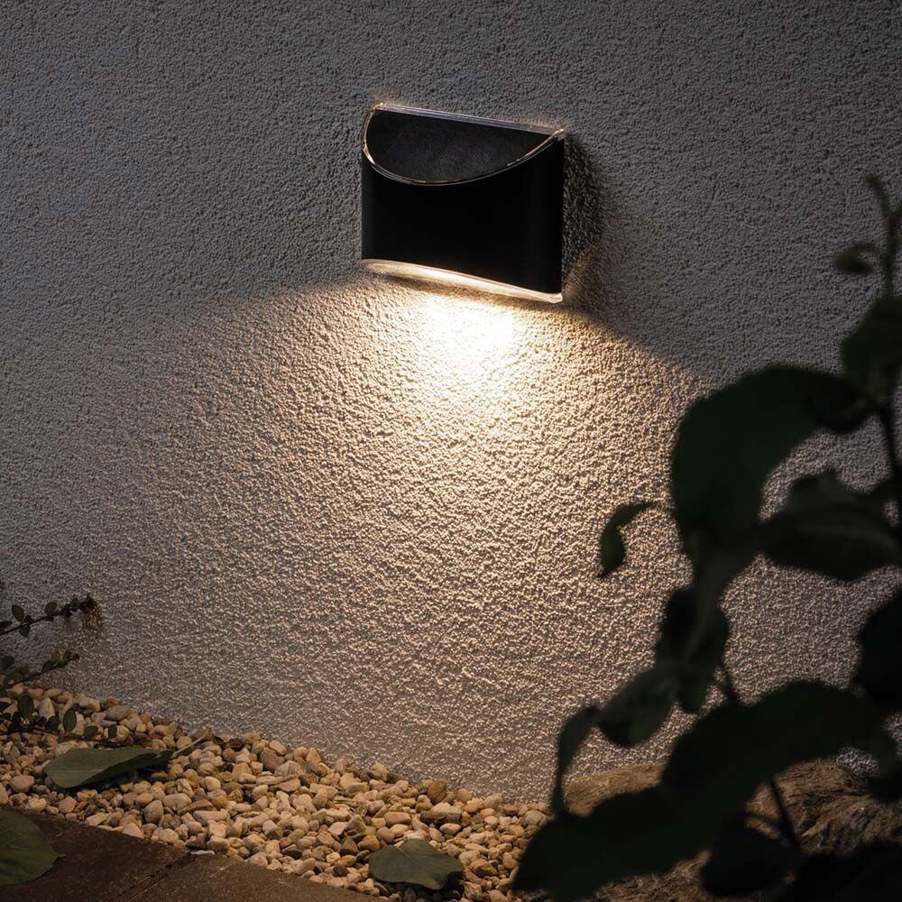 LED Solar Wegeleuchte IP44 3000K Anthrazit an einer Wand mit warmem Licht