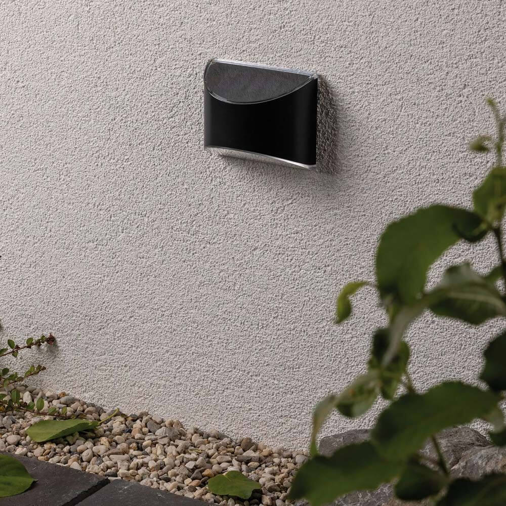 LED Solar Wegeleuchte IP44 3000K Anthrazit an einer Wand installiert, ideal für den Außenbereich.