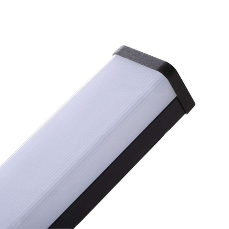 LED Spiegellampe Asto 60cm IP44 770lm 4000K Schwarz - Detailansicht der schlichten und modernen Leuchte.