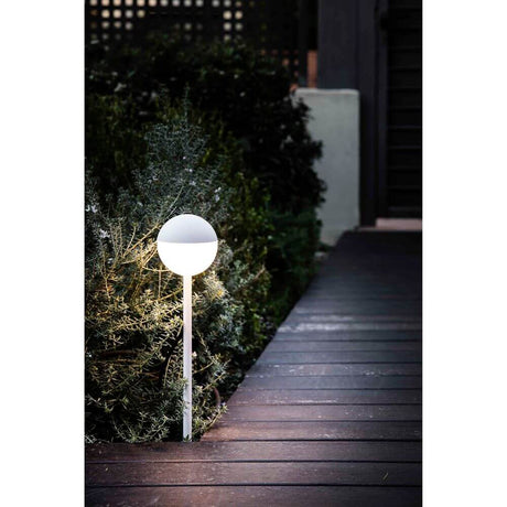 LED Wegeleuchte mit Erdspieß PICCOLA 2700K IP65 Weiß im Garten bei Nacht