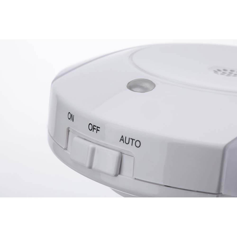 Einstellbare Funktionen des LED Stecker-Nachtlichts Horby mit Tasten für ON, OFF und AUTO.