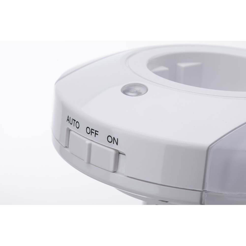 Detailansicht des LED Steckerlicht Bilby mit Schalter für AUTO, OFF und ON.