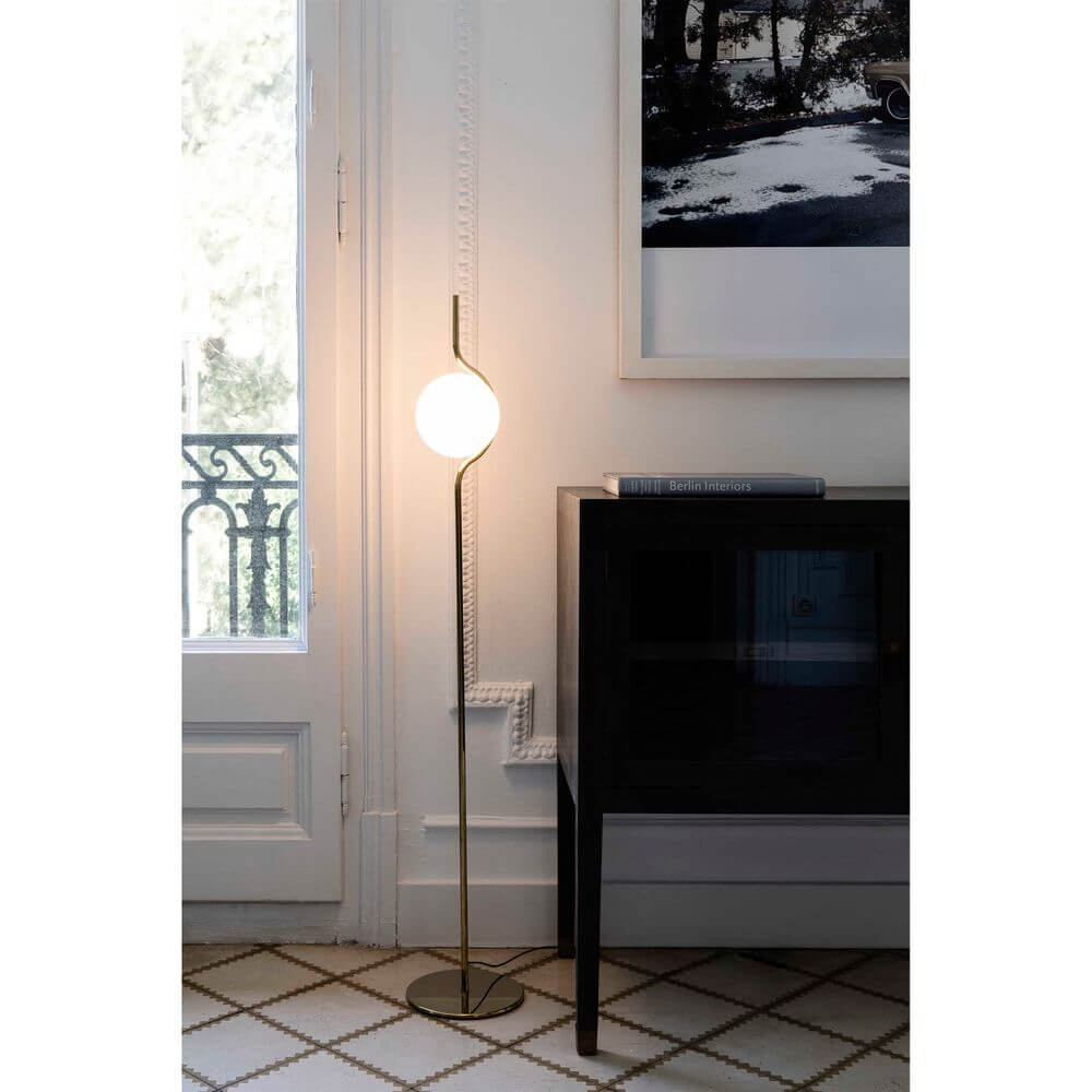 LED Stehlampe LE VITA 6W 2700K Goldfarben in modernem Raum mit elegantem Design und weichem Licht.