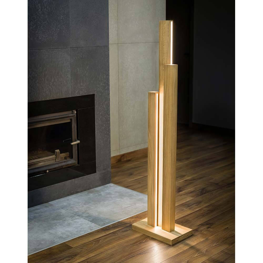LED Stehlampe Soho Touch-Dimmer 5600lm Eiche-Geölt im modernen Wohnambiente mit Holzboden und Kamin.