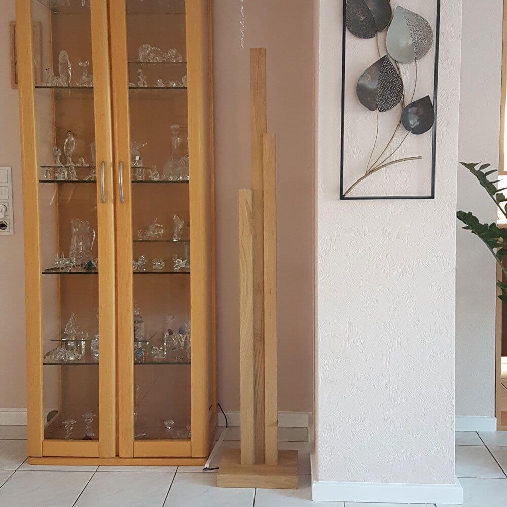 LED Stehlampe Soho Touch-Dimmer 5600lm Eiche-Geölt steht neben einer Vitrine in einem modernen Wohnzimmer.