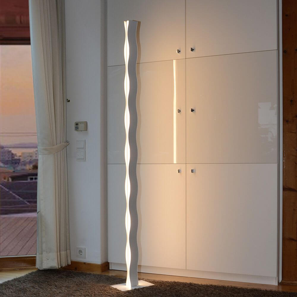 LED Stehlampe Wave Dimmbar Weiß in moderner Umgebung mit warmweißem Licht