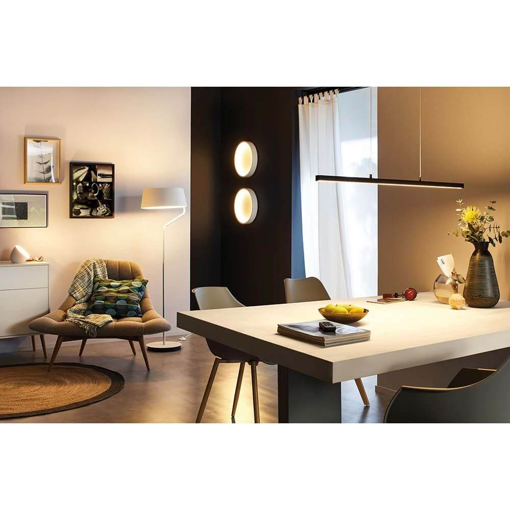 LED Stehleuchte Belaja 22W Weiß/Chrom-Matt im modernen Wohnzimmer mit Essbereich und stilvoller Einrichtung.
