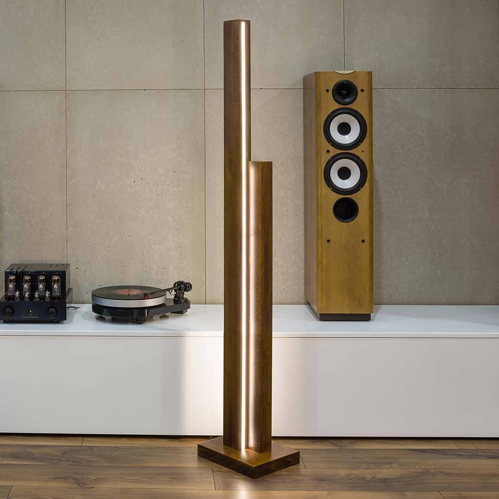 LED Stehleuchte Manhattan Touch-Dimmer 3500lm Nuss in modernem Wohnraum mit Musiksystem.