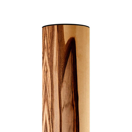 LED-gulvlampe Stein Columna 160 cm valnøtt - detaljvisning av trefinéret med unik åremønster.
