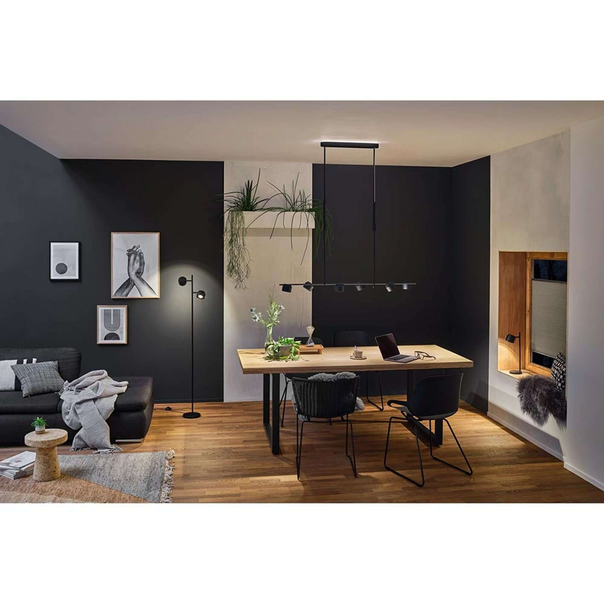 LED Stehleuchte Puric Pane 3 Stufen-Dimmbar Schwarz in modernem Wohnraum mit Holzschreibtisch und Stühlen.