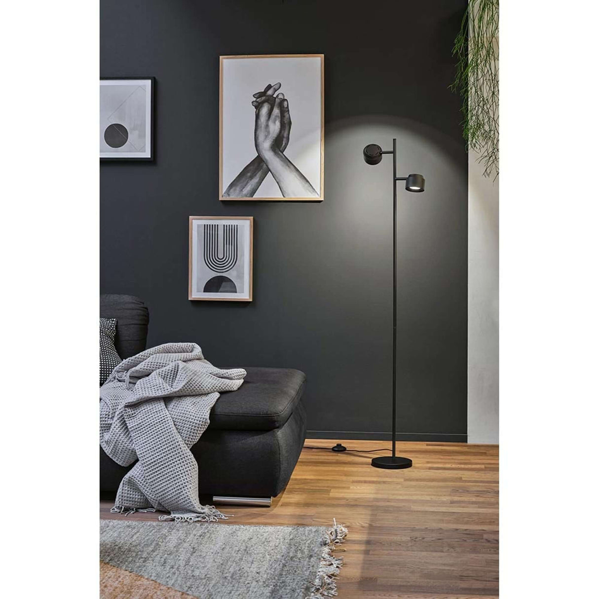 LED Stehleuchte Puric Pane 3 Stufen-Dimmbar Schwarz im modernen Wohnambiente mit gemütlichem Licht.