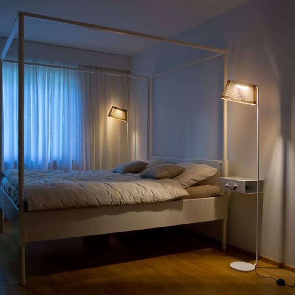 LED Stehleuchten Owalo 7010 aus Holz 168cm im Schlafzimmer mit Bett und Fenster.