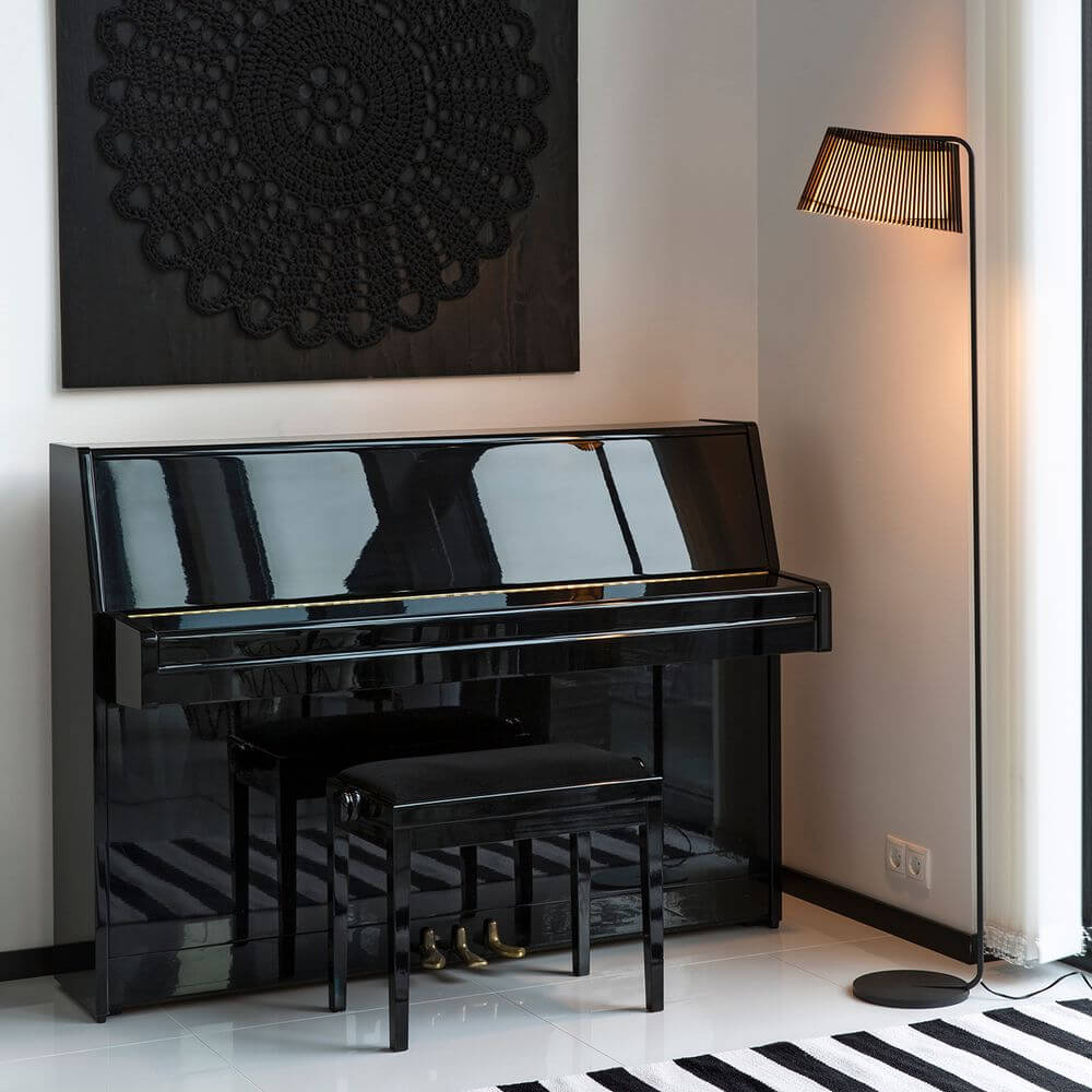 LED Stehleuchten Owalo 7010 aus Holz 168cm neben einem Klavier im stilvollen Wohnambiente.