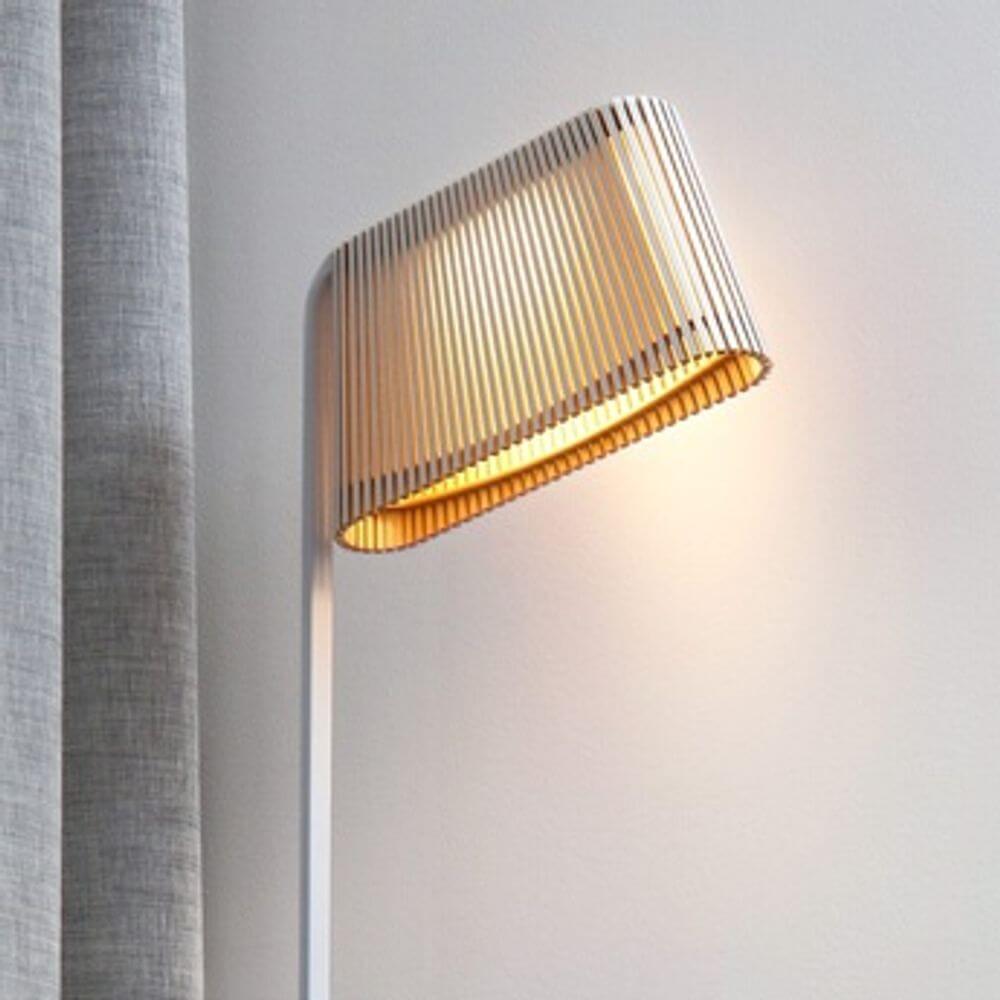 LED Stehleuchten Owalo 7010 aus Holz 168cm mit modernem Design und warmem Licht.