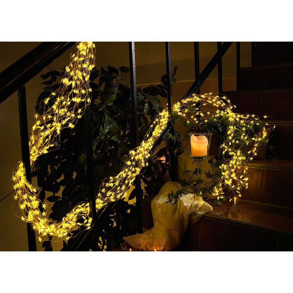 LED Sternenlametta 10 Stränge mit 20 Dioden 200 Warmweiße Dioden goldfarbener Draht dekorativ an Treppe aufgehängt.