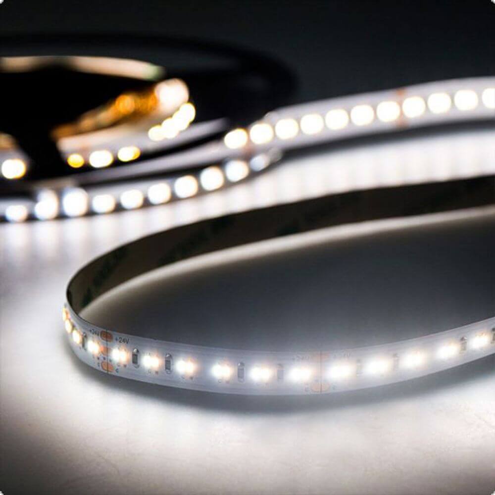 LED Strip 5m 8500lm 24V Weiß-dynamisch auf einer Oberfläche, beleuchtet und flexibel gedreht.