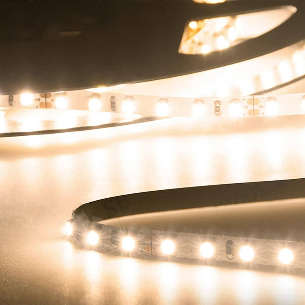 LED-Strip 5m Micro 24V 144W Warmweiß mit homogenen Lichtlinien und dimmbarer PWM Steuerung.