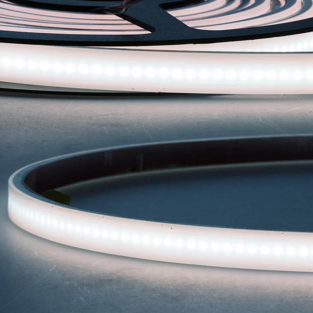 LED Strip Aqua 5m mit kaltweißem Licht, dimmbar, IP67, ideal für Innen- und Außenanwendungen.