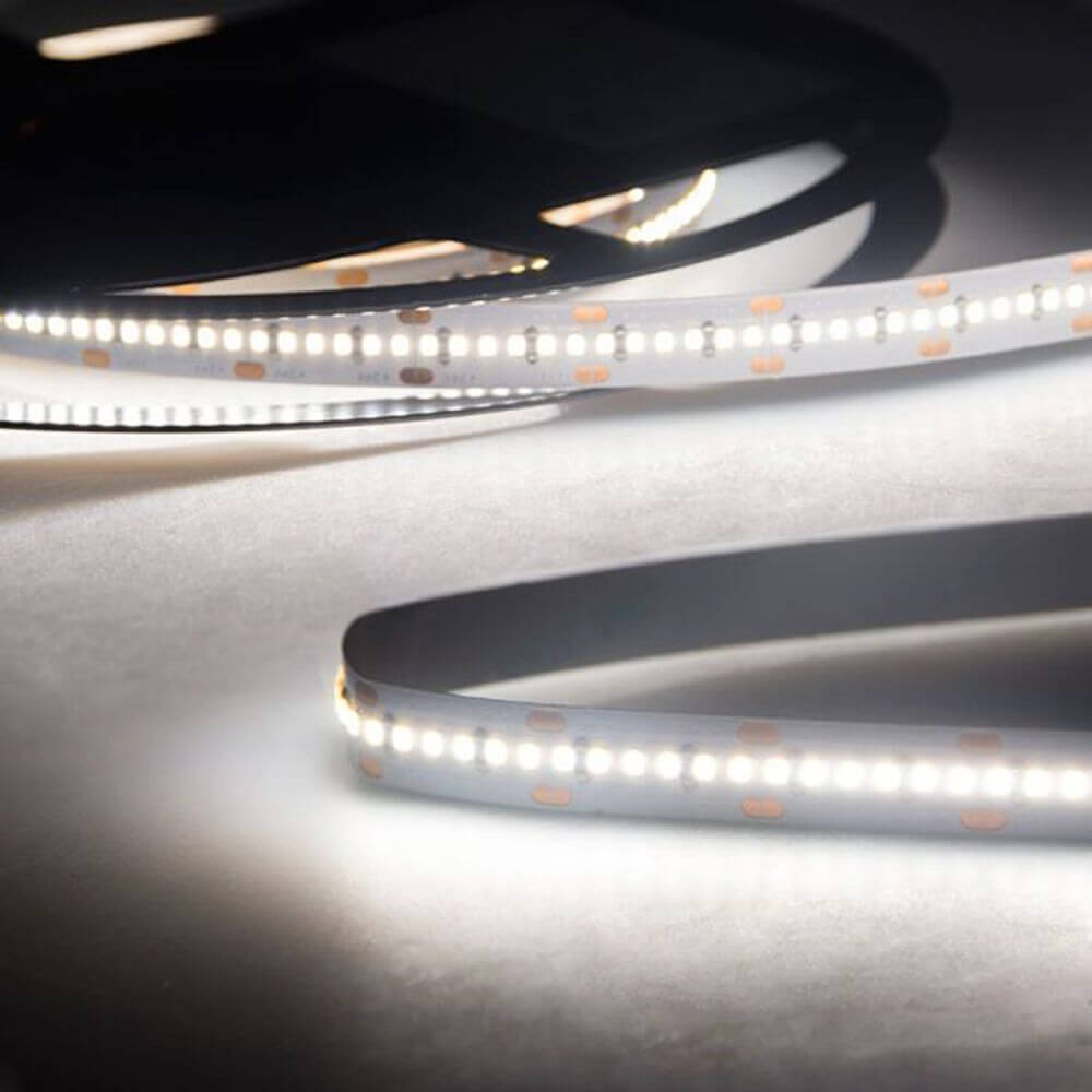 Detailaufnahme eines LED Strip mit warmweißem Licht, 20m lang, für dimmbare Beleuchtung und homogene Lichtlinien.