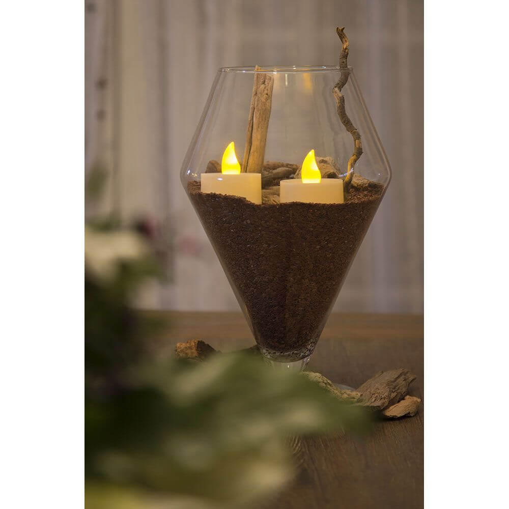 LED Teelicht 2er Set groß 2 Warmweiße Dioden batteriebetrieben in stilvoller Dekoration mit Holz und Sand.