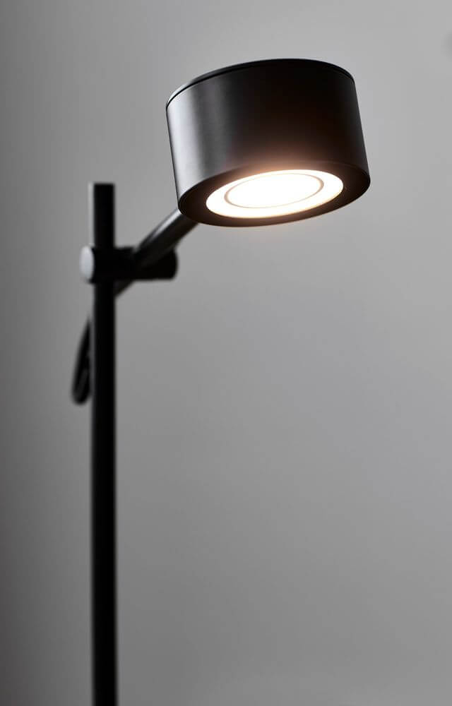 LED Tischlampe Clyde mit modernem, minimalistischen Design und einstellbarem Licht.