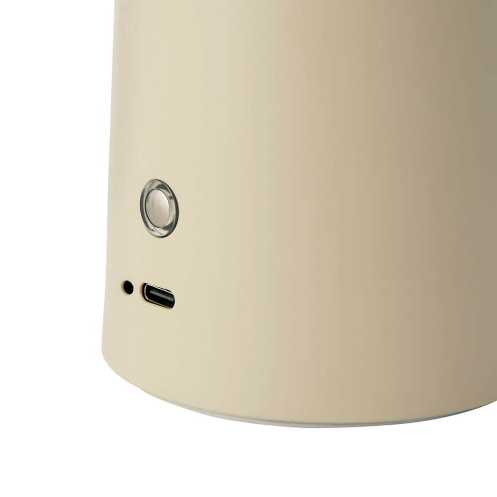 Detailaufnahme der LED Tischlampe Faye Portable mit Schalter und USB-C-Anschluss.