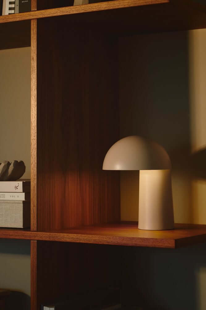 LED Tischlampe Faye Portable auf einem Regal, wunderschön und modern, ideal für jedes Zuhause.