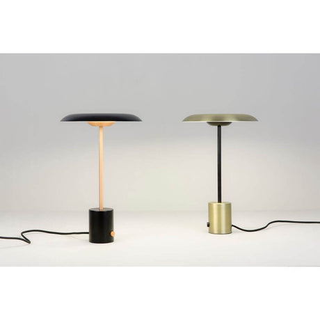 LED Tischlampe HOSHI Goldfarben-Satin, Schwarz neben einer weiteren Tischlampe in Schwarz und Gold.
