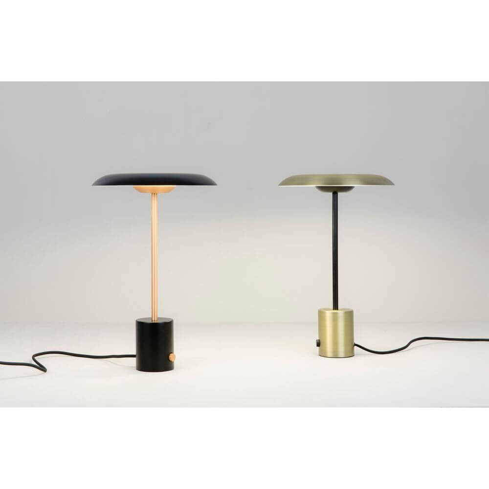 LED Tischlampe HOSHI Goldfarben-Satin, Schwarz neben einer weiteren Tischlampe in Schwarz und Gold.