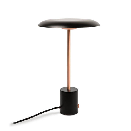 LED Tischlampe HOSHI Schwarz, Kupfer auf einem Tisch mit eleganten Design.