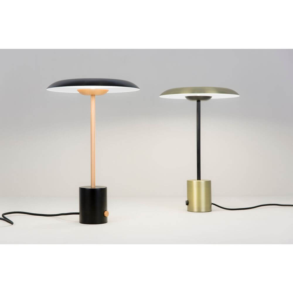 LED Tischlampe HOSHI Schwarz, Kupfer und eine weitere Lampe auf einem Tisch.