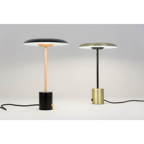 LED Tischlampe HOSHI Schwarz, Kupfer und eine weitere Lampe auf einem Tisch.