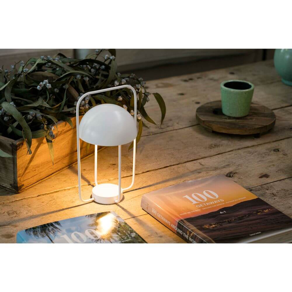 LED Tischlampe JELLYFISH 3W 2700K Weiß auf einem Tisch mit Büchern und Pflanzen.