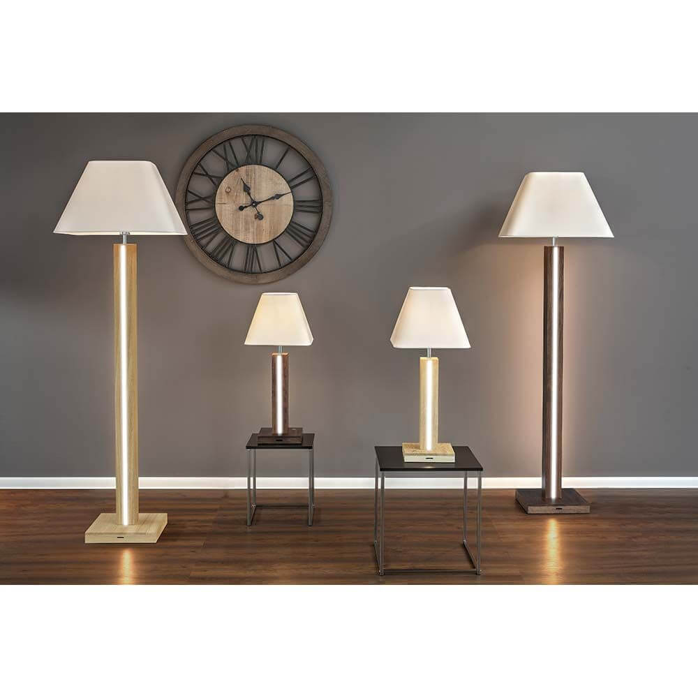 LED Tischlampe Quad 980lm Touch-Dimmer Nussbaum, Weiß, Schwarz auf einem Tisch und Boden, mit Wanduhr.