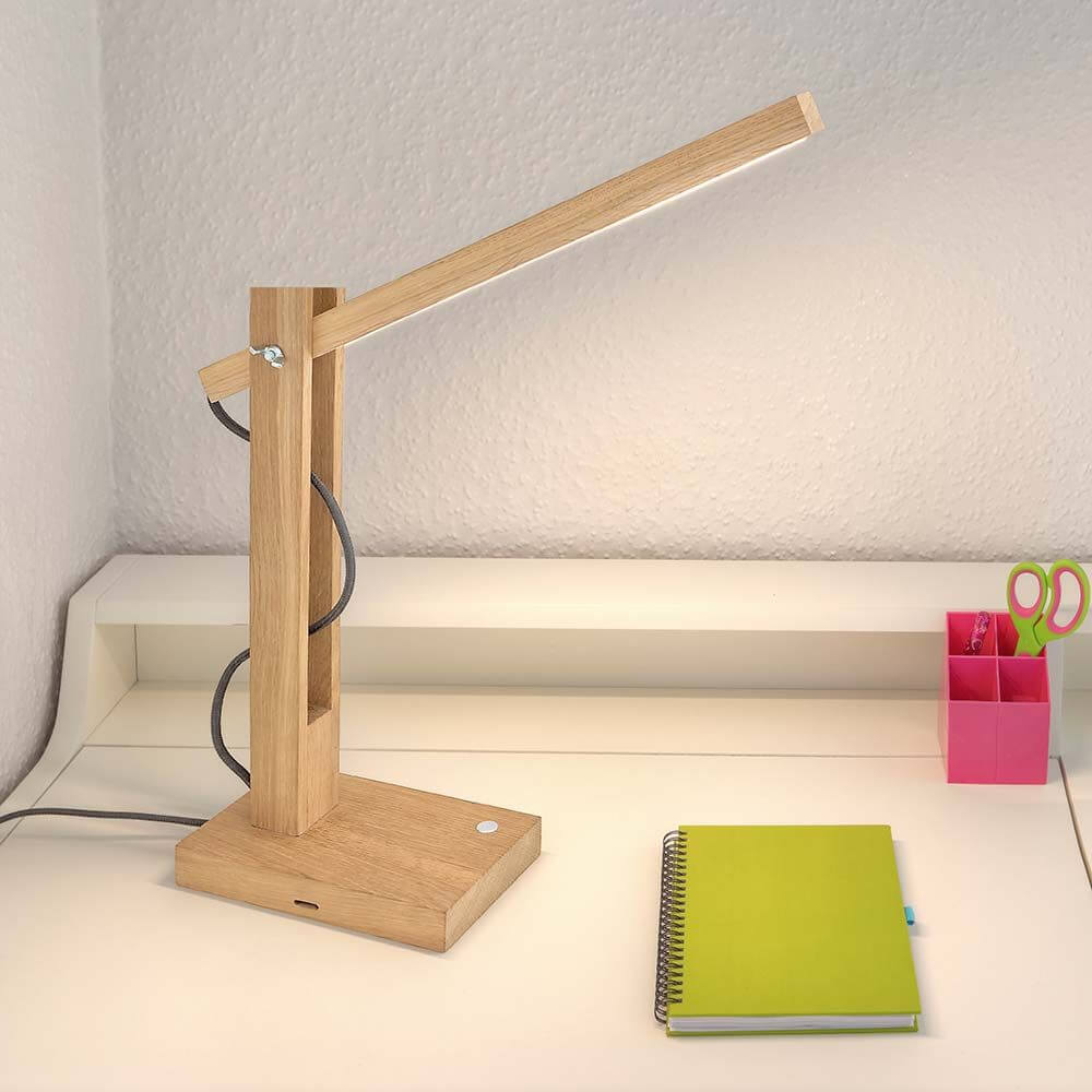 Moderne LED Tischlampe Tukan Touch-Dimmer in Eiche-geölt, ideal für Schreibtischbeleuchtung mit 490lm.