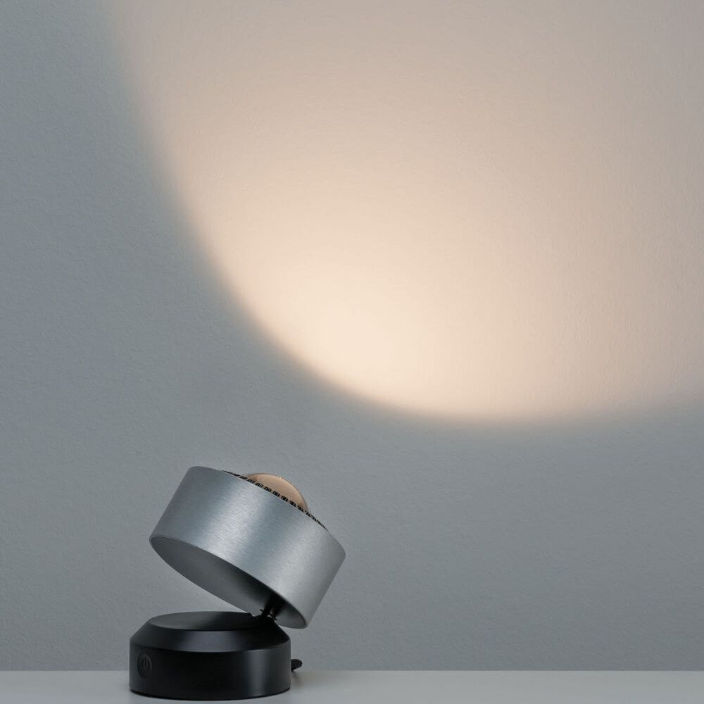LED Tischleuchte Aldan 3, 5W mit kippbarem Fuß und warmweißem Licht, modernes Design für indirekte Beleuchtung.