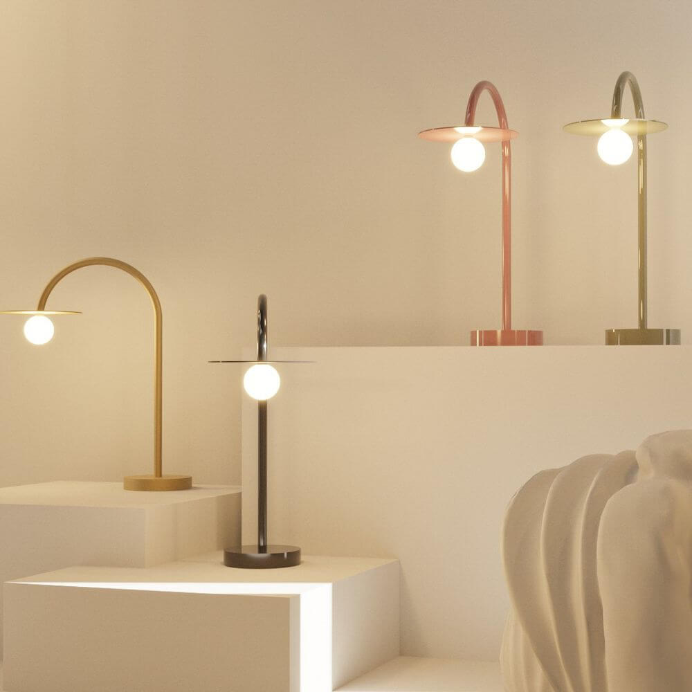 LED Tischleuchte Enigma 3000K in Schwarz, Rot, Gold und Grün auf Stufen, modernes Design und vielfältige Farboptionen.