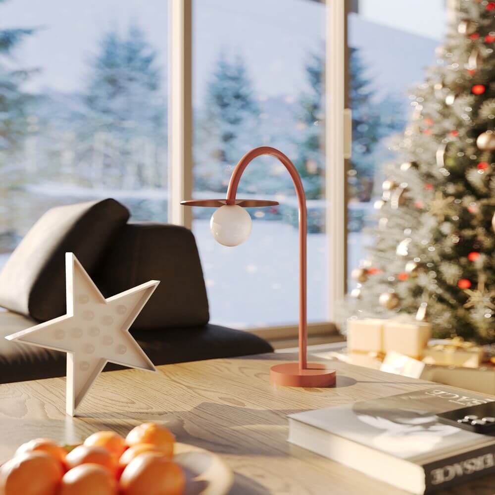 Moderne LED Tischleuchte Enigma 3000K auf einem Tisch, umgeben von weihnachtlicher Dekoration.