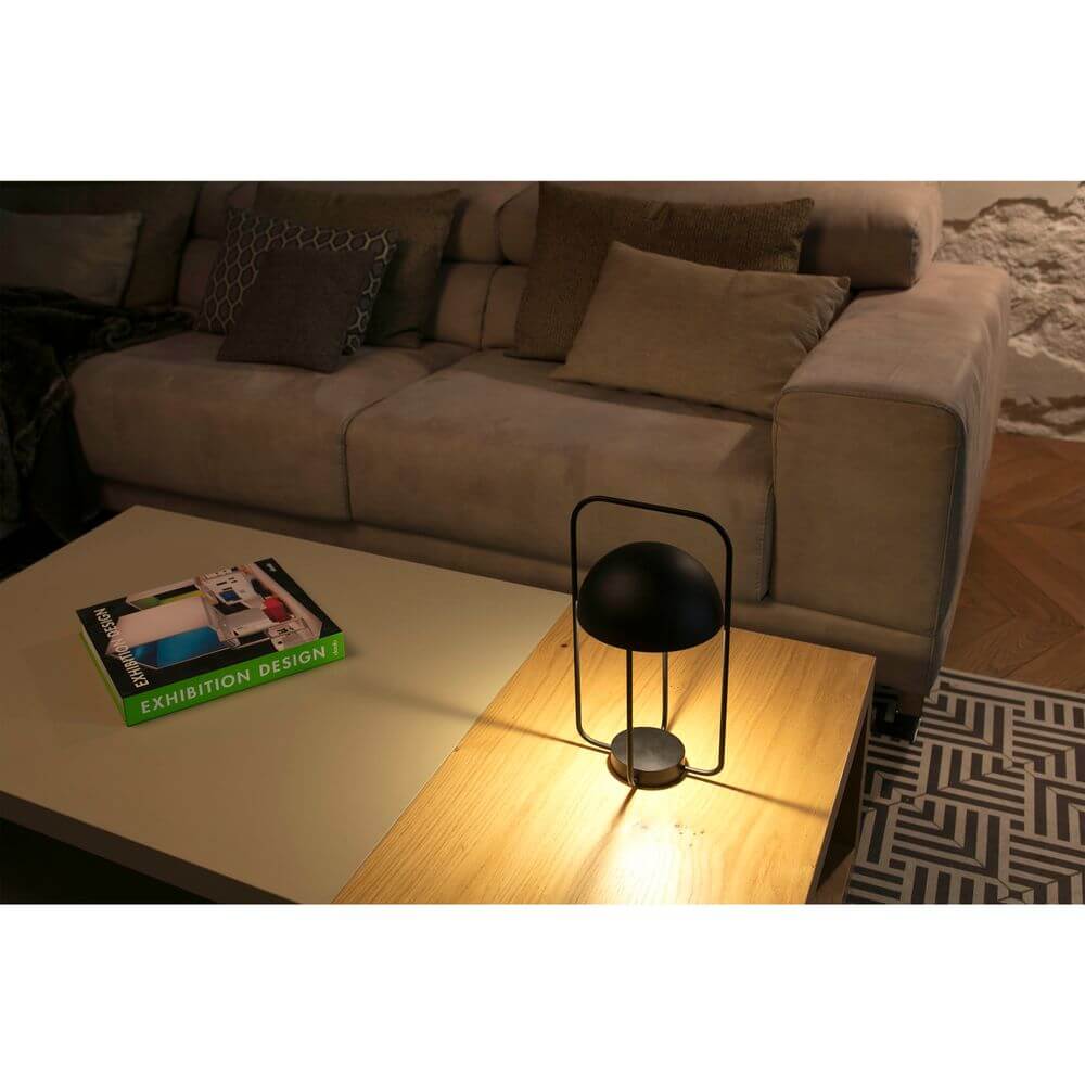 LED-bordlampe JELLYFISH 3W 2700K svart på et salongbord i en stilfull stue.