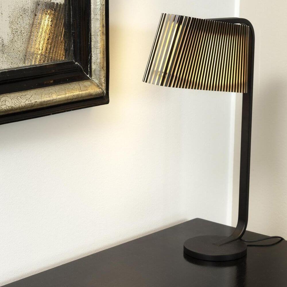 LED Tischleuchte Owalo 7020 aus Holz 50cm neben einem Spiegel auf einem Tisch.